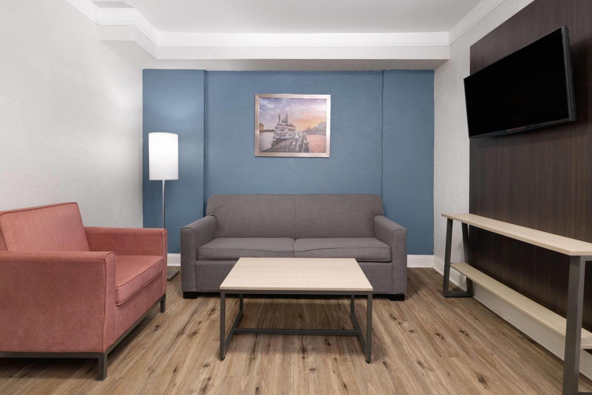 Hotel Wingate By Wyndham Savannah Gateway 2*